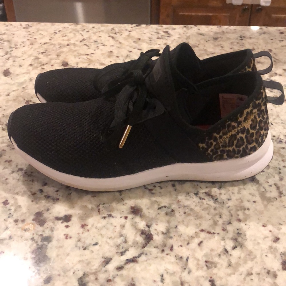 Women’s New Balances size 8